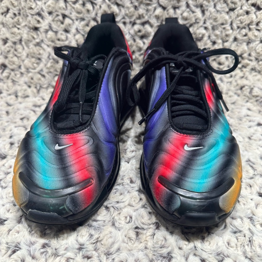 NIKE Boys Air Max 720 Youth running shoe Size US 5Y Black/Multicolor Gently worn